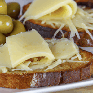 an-on-ueso-ceitunas-oast-ith-heese-nd-lives.png